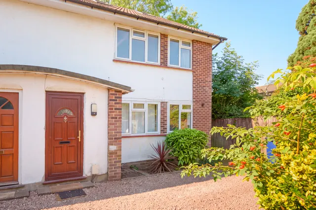 27 Woodside Grove, London, photo 1
