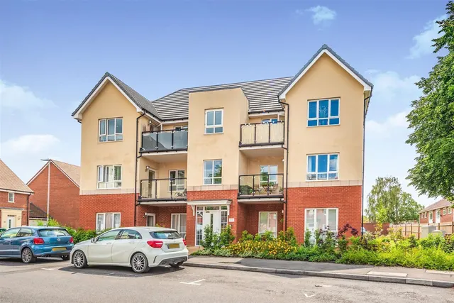 Bedivere Road, Crawley, photo 1