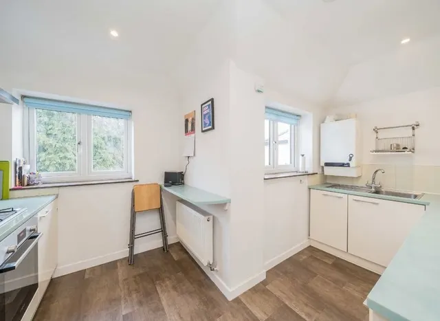 Photo 3 — Gainsborough Road, Kew, TW9