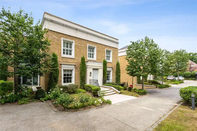 Connaught Square, Winchester, Hampshire, SO22 5QQ, photo 1