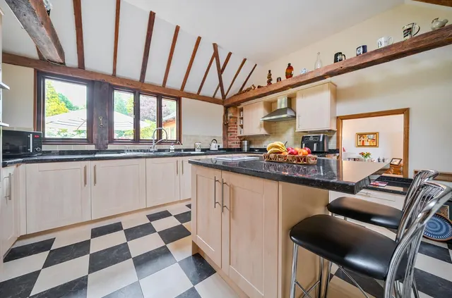 Distinguished Grade II Listed Oast House, Egerton, photo 3