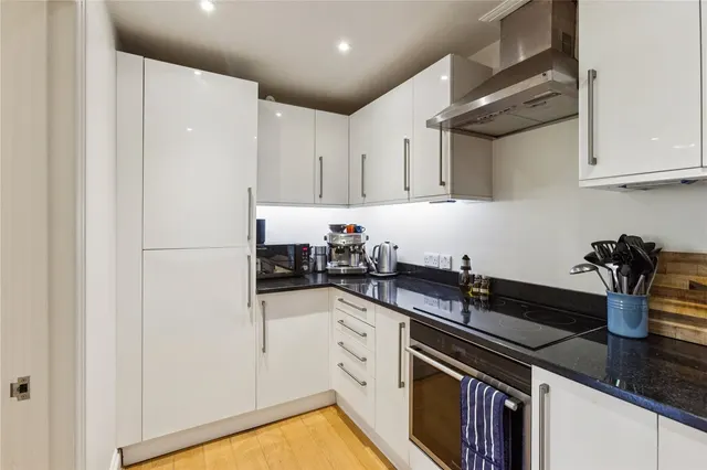 Acris Street, London, SW18, photo 3