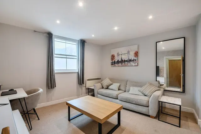 Station Road, Addlestone, KT15, photo 3