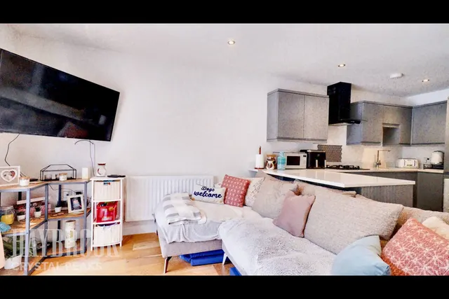 Staveley Road, poolsbrook, photo 2