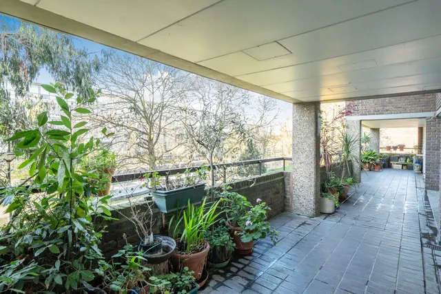Justin Close, Brentford, TW8, photo 2