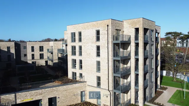 1 bedroom flat — Luctons Close, Borders Lane, Loughton