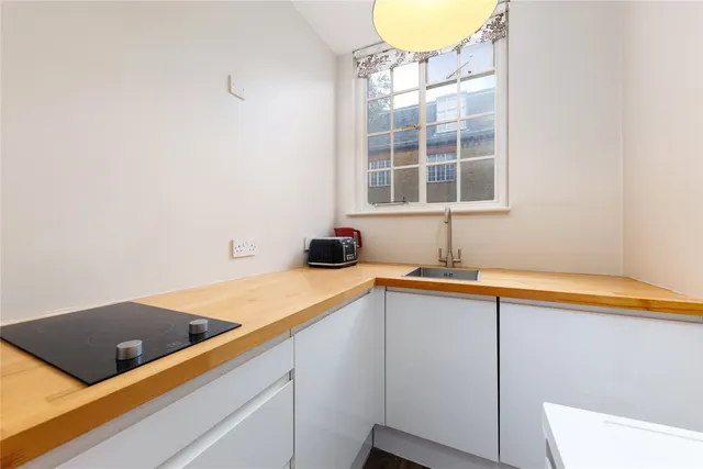 Photo 3 — Meriden Court, Chelsea Manor Street, Chelsea, SW3