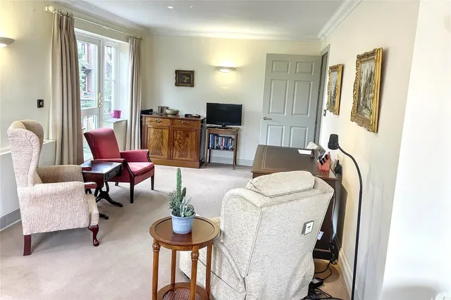 Chantry Court, Westbury, photo 2