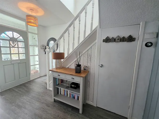 Drayton Drive, Heald Green, photo 3