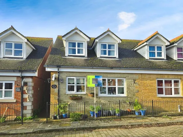 Dall Square, Freshwater, PO40, photo 1
