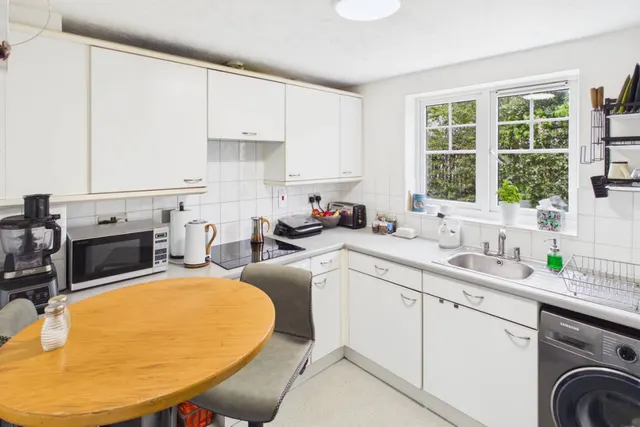 Harbury Court, Newbury, RG14, photo 3