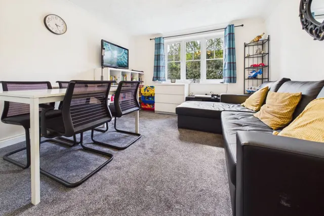 Harbury Court, Newbury, RG14, photo 2