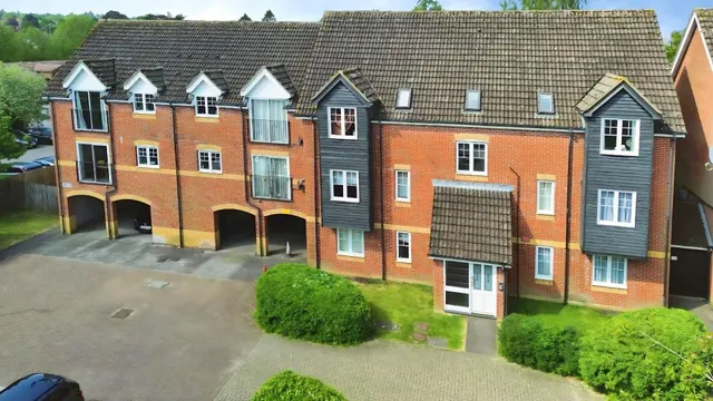 Harbury Court, Newbury, RG14, photo 1