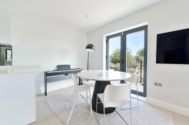 Photo 3 — Flat 7, 34 Gunnersbury Avenue, LONDON
