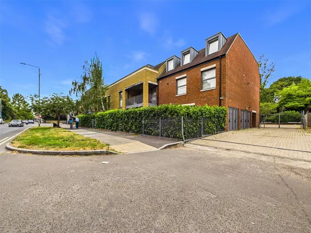 High Road, Ickenham, UB10, photo 1
