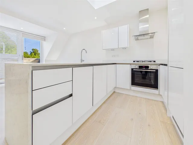 High Road, Ickenham, UB10, photo 3