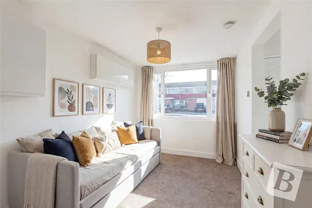 Photo 3 — Tangmere Crescent, Hornchurch, RM12