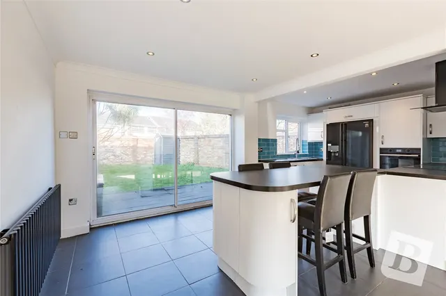 Tangmere Crescent, Hornchurch, RM12, photo 1