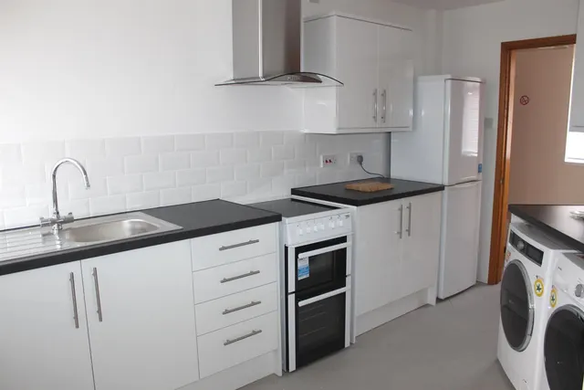 Photo 2 — Larchwood Drive, Englefield Green, Egham, Surrey, TW20 0SL
