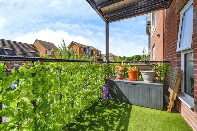 Photo 2 — Tilling Green, Dunstable, Bedfordshire, LU5