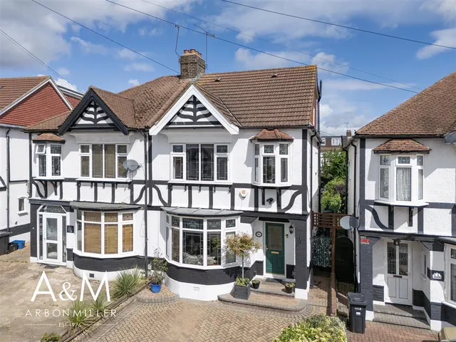Cleves Walk, Hainault, Essex, Ilford, IG62NQ, photo 1