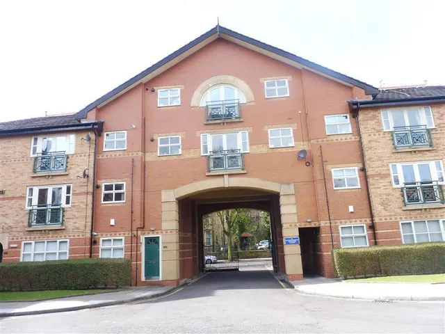 Brompton Avenue, L17, photo 1