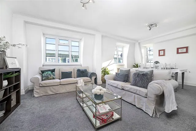 3 bedroom flat — Marlborough Court, Pembroke Road, Kensington, W8