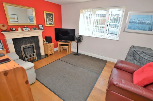 Featherby Drive, Leicester, LE2, photo 3