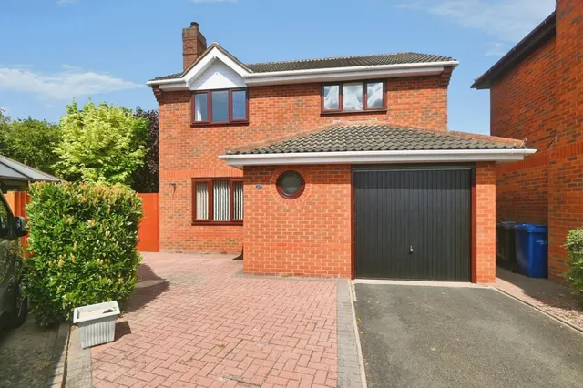 Lindisfarne, Tamworth, B77, photo 1