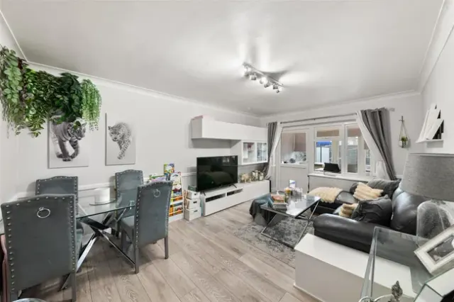 Melina Close, Hayes