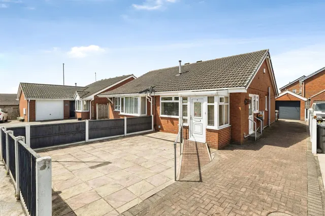 Broadcroft Chase, Tingley, Wakefield, photo 1