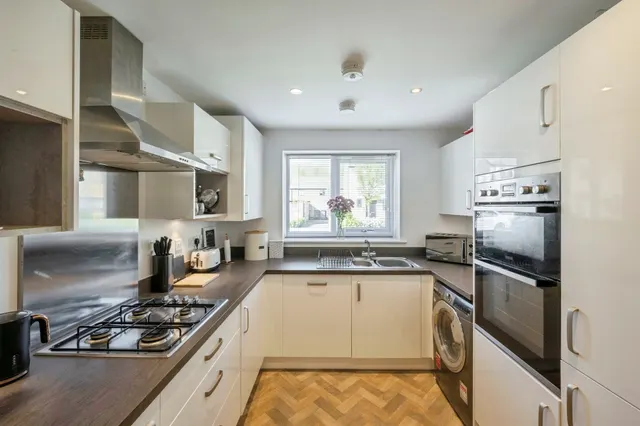 Swan Road, Lakeside, DN4, photo 2