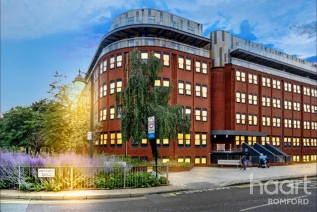 Mercury Gardens, Romford, RM1, photo 1