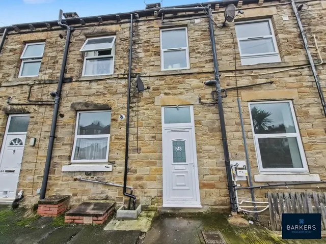 Bradford Road, Batley WF17 8HF, photo 1