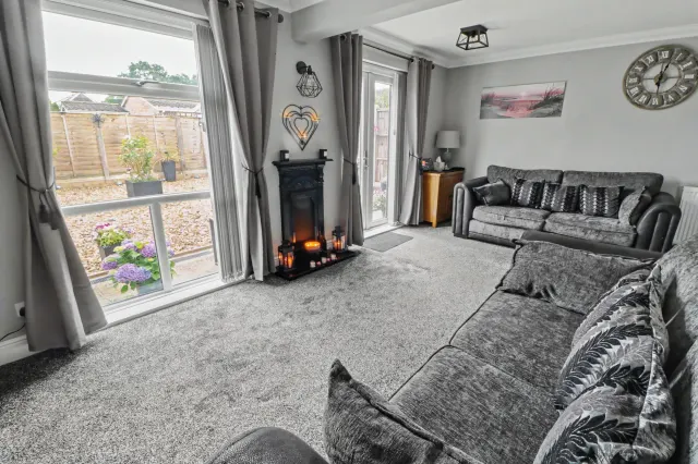 Owens Close, Long Stratton, photo 1