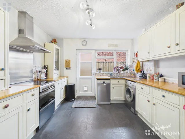 Photo 2 — Irvine Drive, Stoke Mandeville, Aylesbury, HP22 5UN