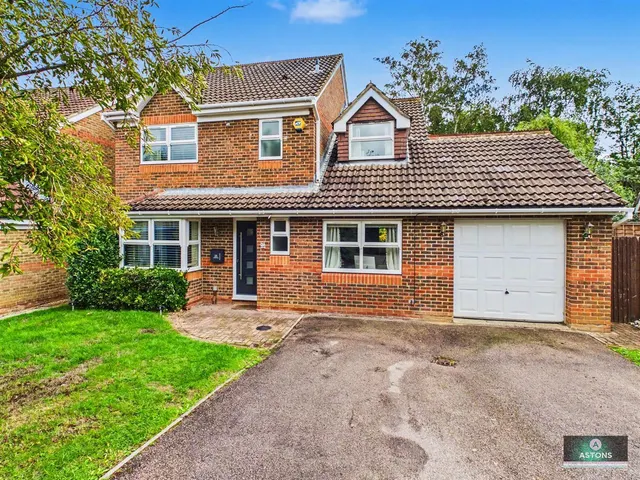 Langstone Close, Maidenbower, photo 1