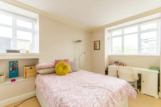 Photo 3 — 28 St Edmunds Court, 13-18 St Edmunds Terrace, London