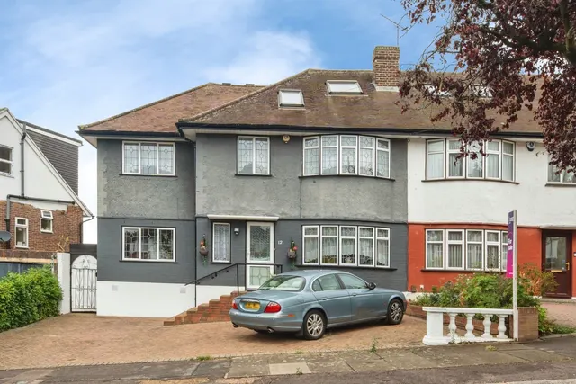 Wells Gardens, Ilford, IG1, photo 1