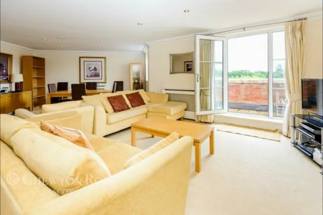 BURLEIGH Road, Ascot, photo 2
