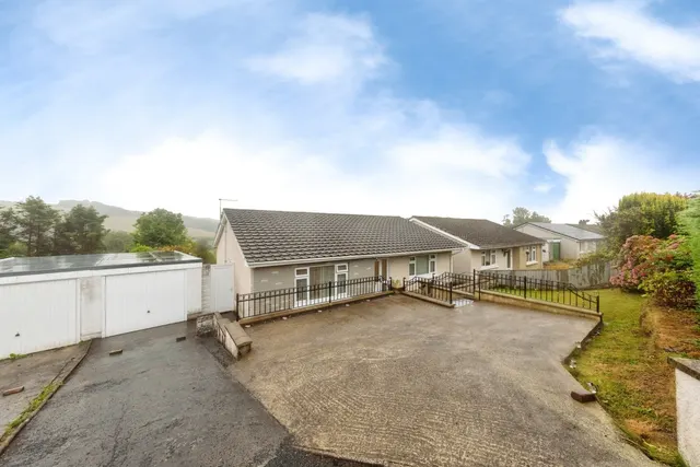 Bron Y Glyn Estate, Bronwydd Arms, SA33, photo 1