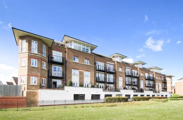 Pond House Lady Aylesford Avenue, STANMORE HA7 4FQ, photo 1