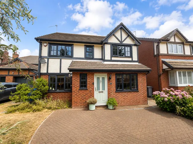 St. James Drive, Sale, M33, photo 1