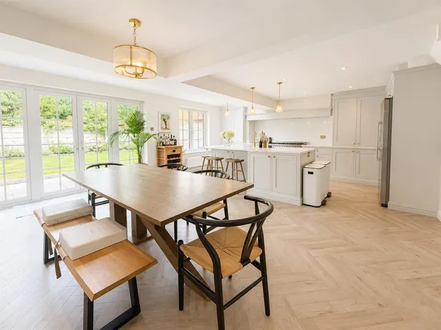 St. James Drive, Sale, M33, photo 3