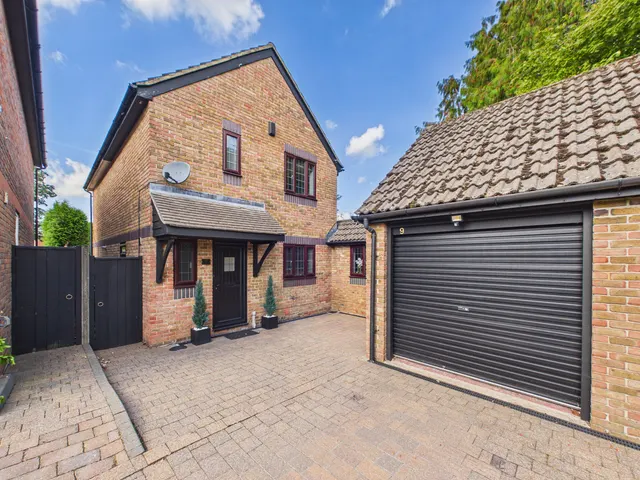 Ivy Place, Lane End, HP14, photo 1