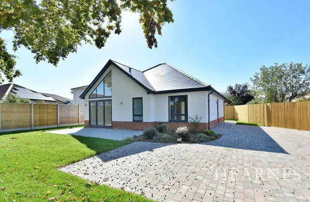 Horsham Avenue, BH10, photo 1