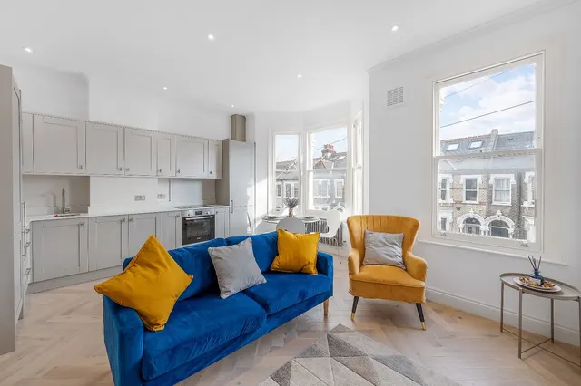 2 bedroom flat — Fairmount Road, London, SW2 2BL