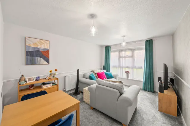 Hendren Close, Greenford, UB6, photo 1