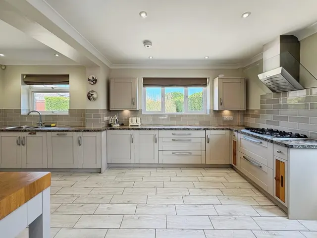 Photo 3 — Compton Close, Yeovil