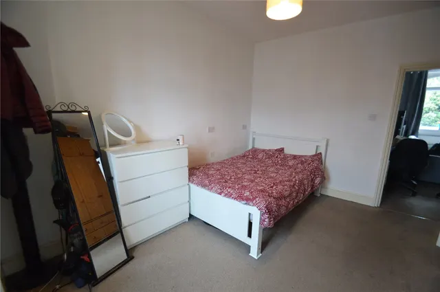 The Parade, Carshalton, SM5, photo 2